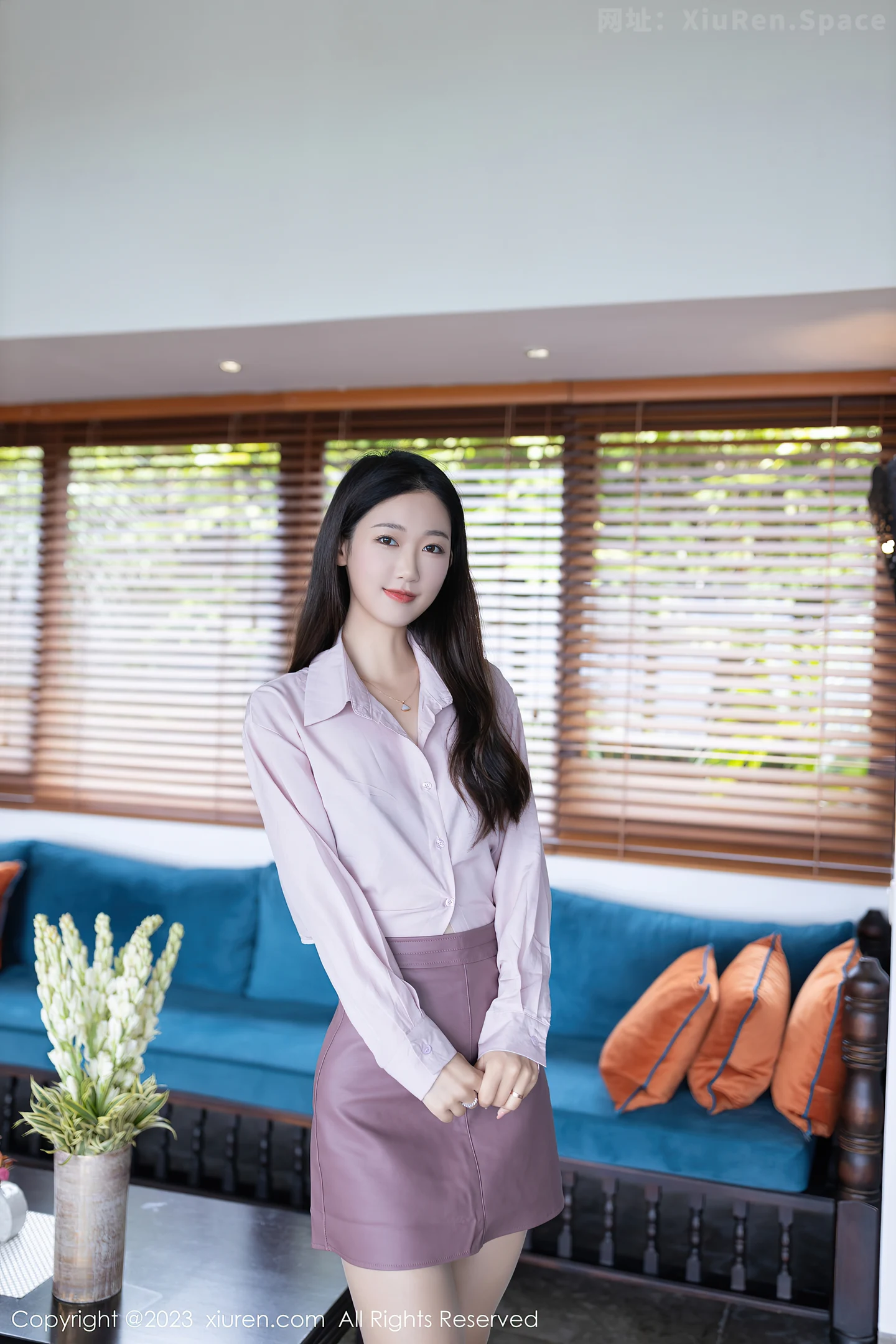 图片[2]-[XiuRen秀人网]VOL.7482 模特唐安琪性感粉灰色上衣露黑色蕾丝内衣配超薄肉丝诱惑写真79P-秀人网官方网站